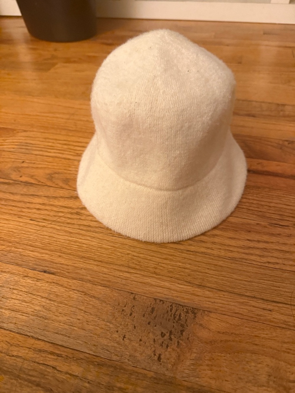 GAP Cream Knit Bucket Hat
